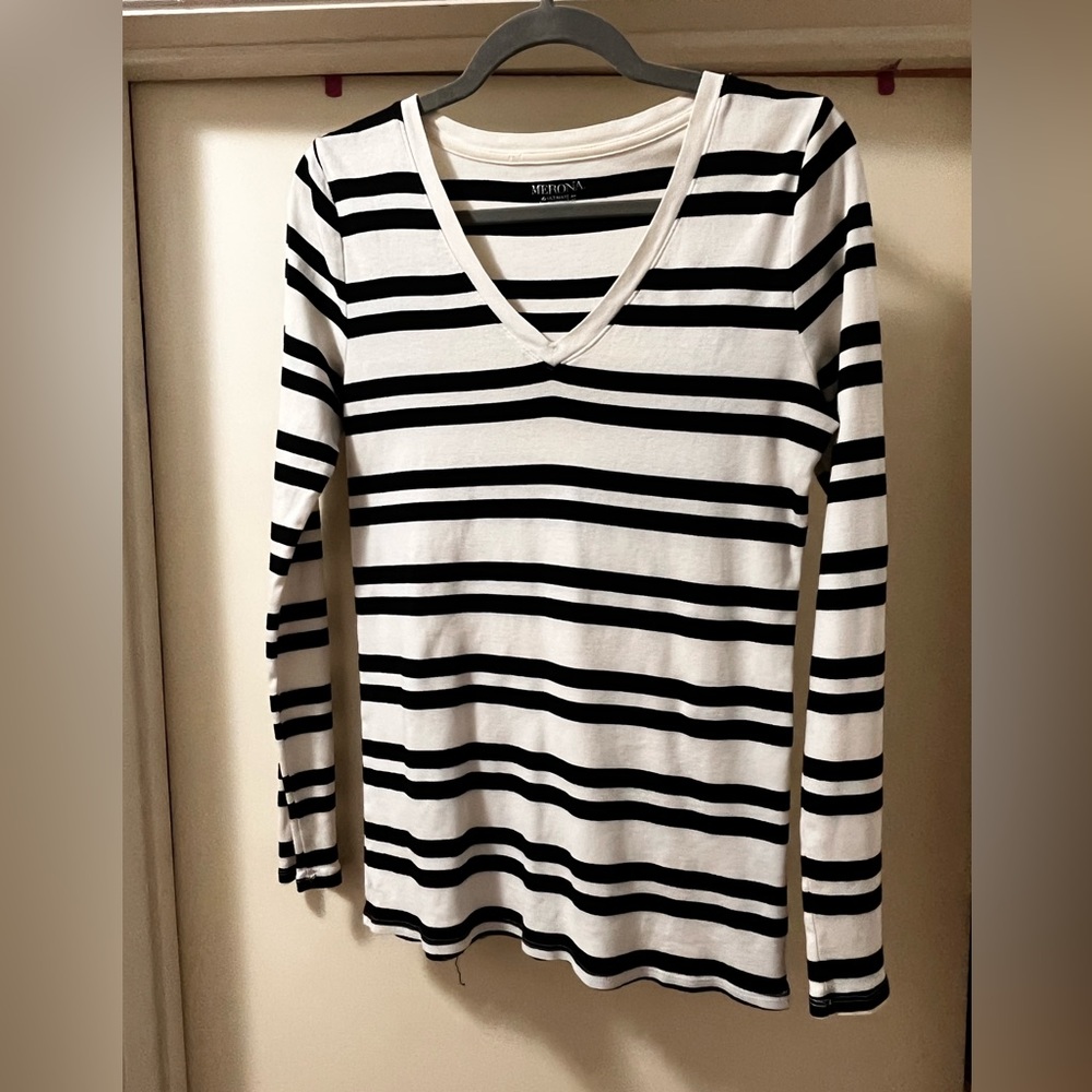 Merona Striped Black and white v neck long sleeve top size Large